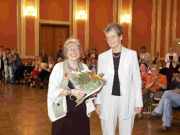 Verleihung Bundesverdienstkreuz durch Staatssekretrin Dr. Leuschner